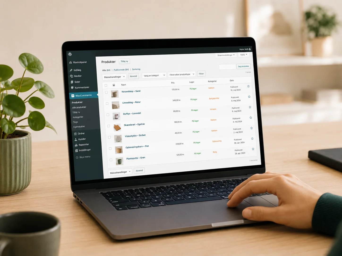 Laptop med produktoversigt i WordPress webshop, hvor produkter nemt kan administreres