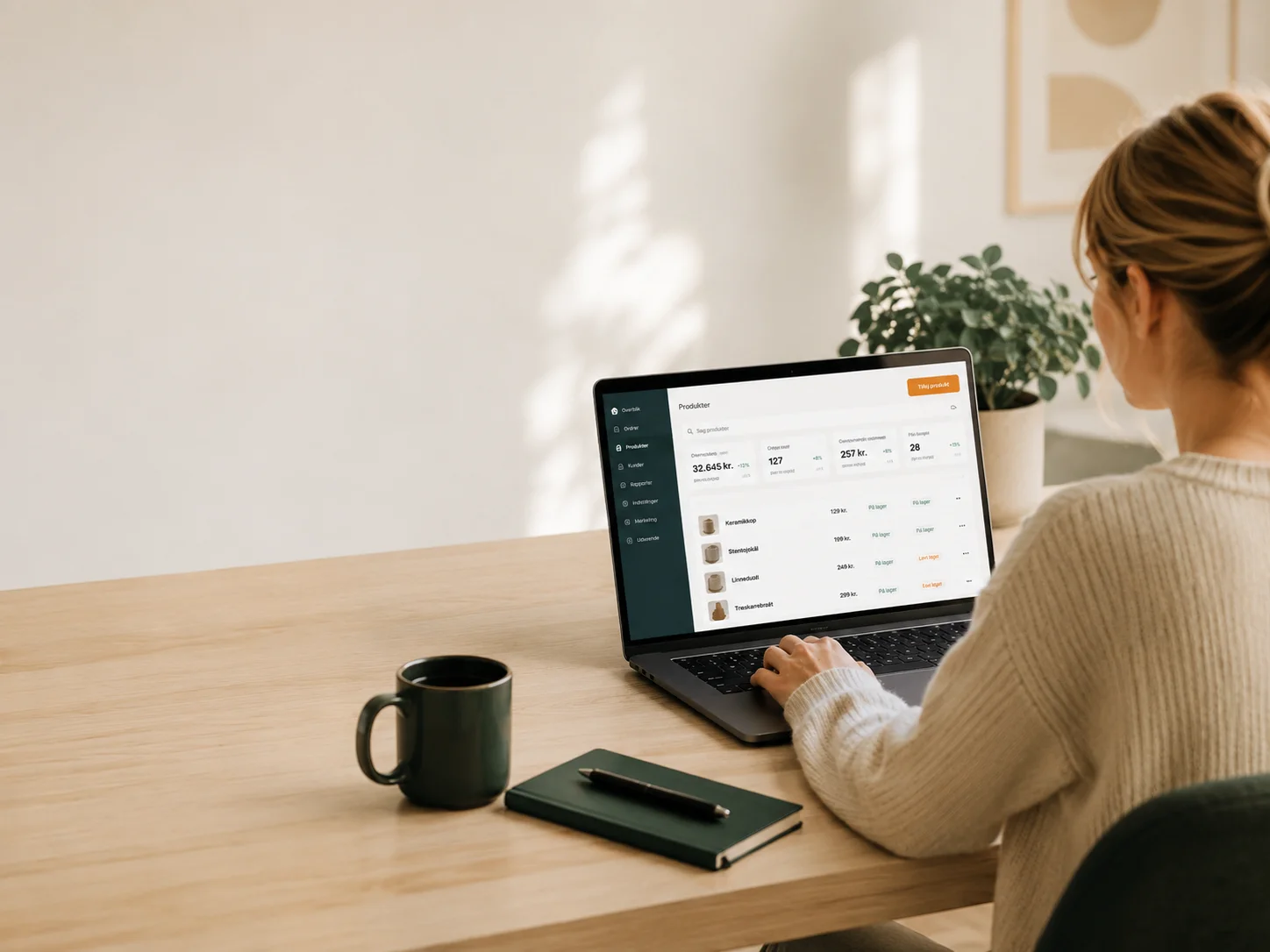 Person arbejder med produktstyring i WordPress webshop på laptop i lyst hjemmekontor